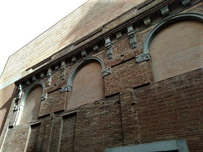 Cada una de las fachadas reconstruidas guardan detalles modernistas de la construcción original