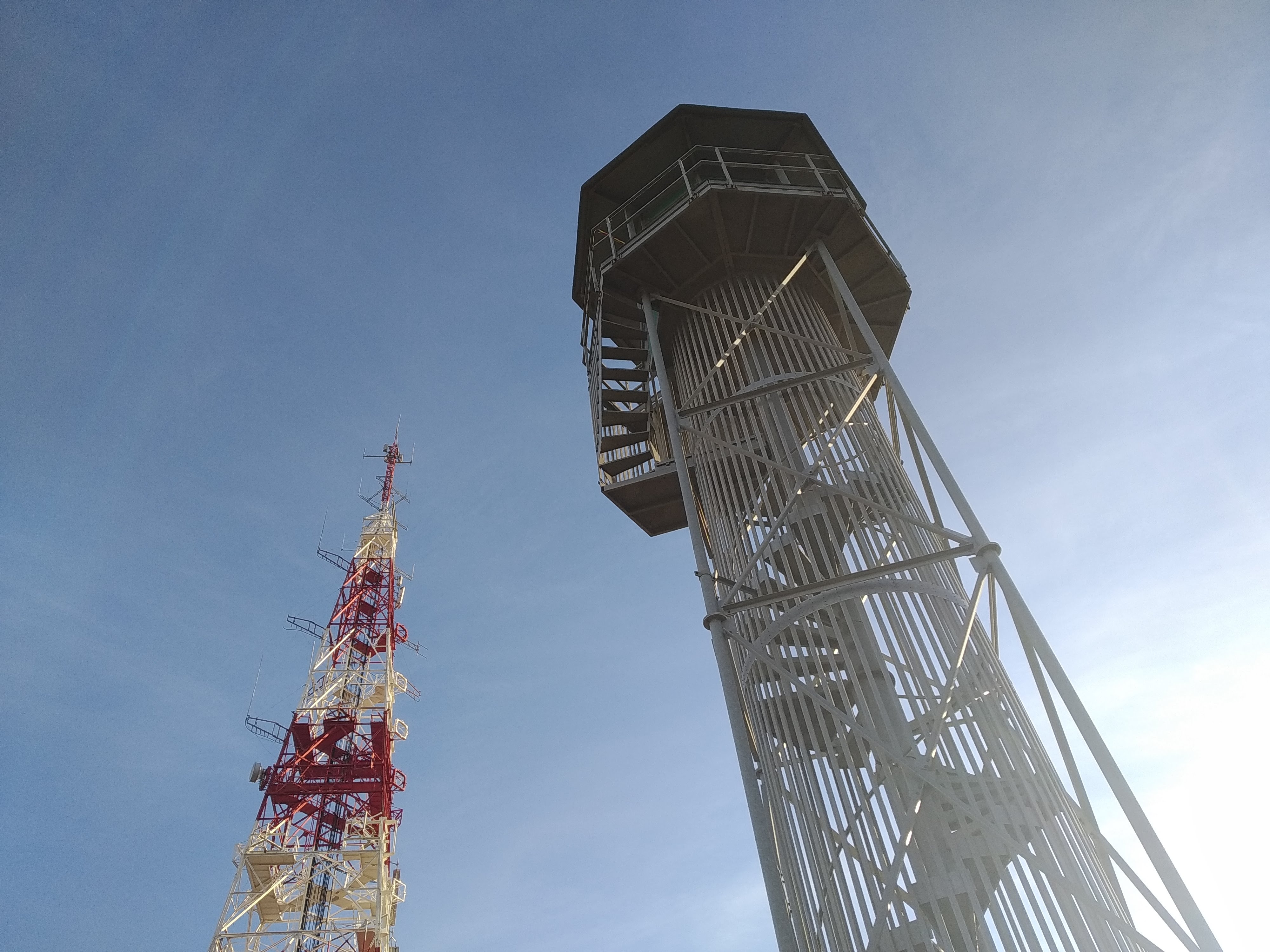 Torre de telecomunicaciones y torre de control de incendios en el turó de Sant Pere Màrtir