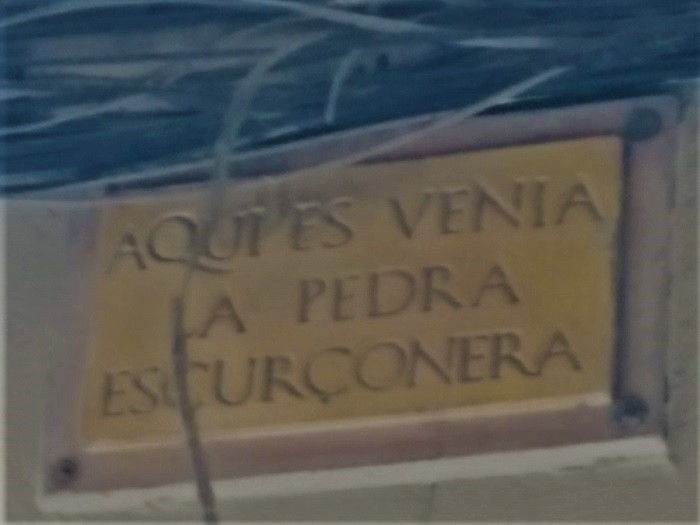 Placa que recuerda el motivo por el que Astruc hizo famoso este rincón dentro de la Barcelona medieval.