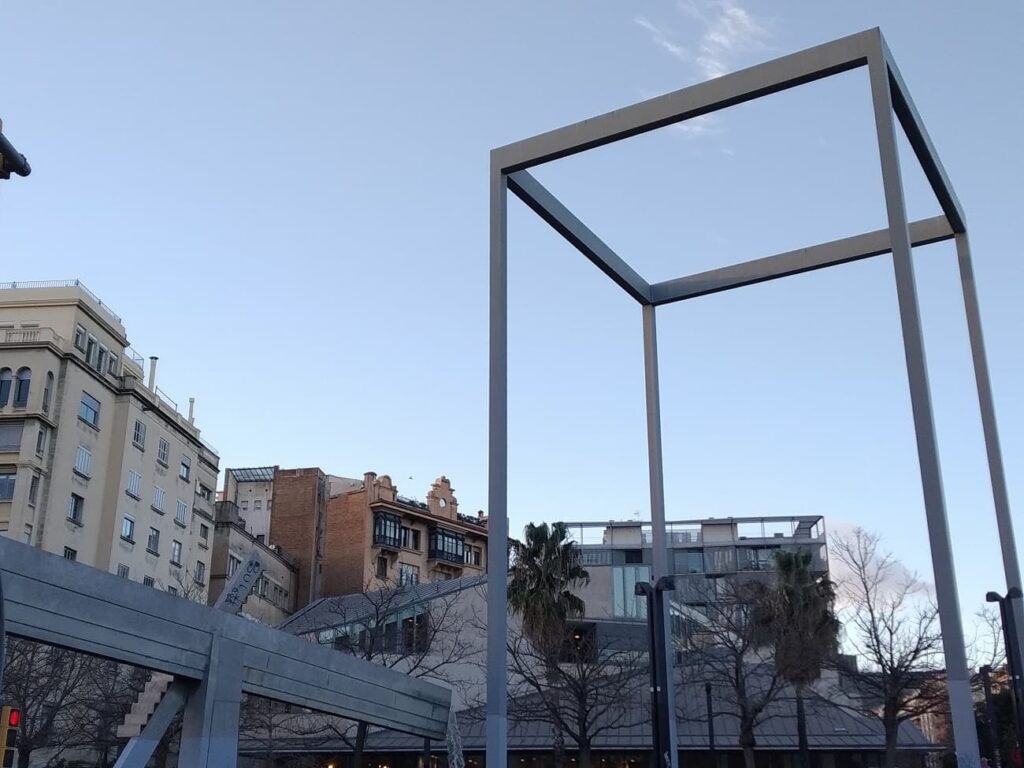 La plaza Lesseps de Barcelona es un conjunto heterogéneo de elementos mal cohesionados