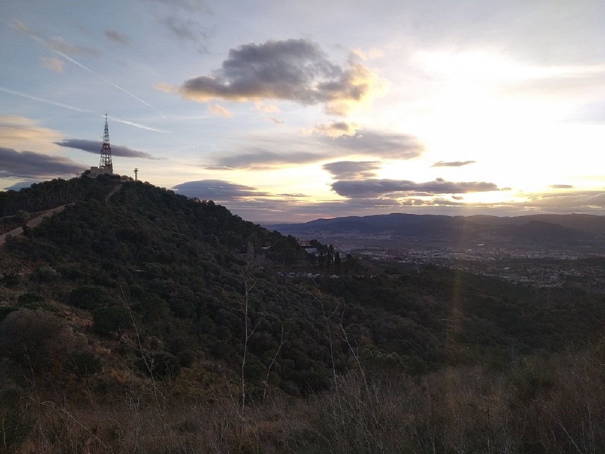Vista de la cima de Sant Pere Martir desde el turó de Corts, lado Baix Llobregat