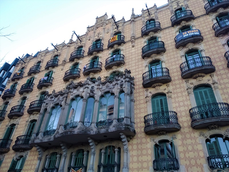 La Casa Ramos supone la mejor presentación de la plaza en el punto exacto en el que se une Gran de Gràcia con Vía Augusta