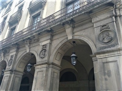 Todo el edificio de los pórticos de Xifré están repletos de alegorías representativas de la Barcelona masónica