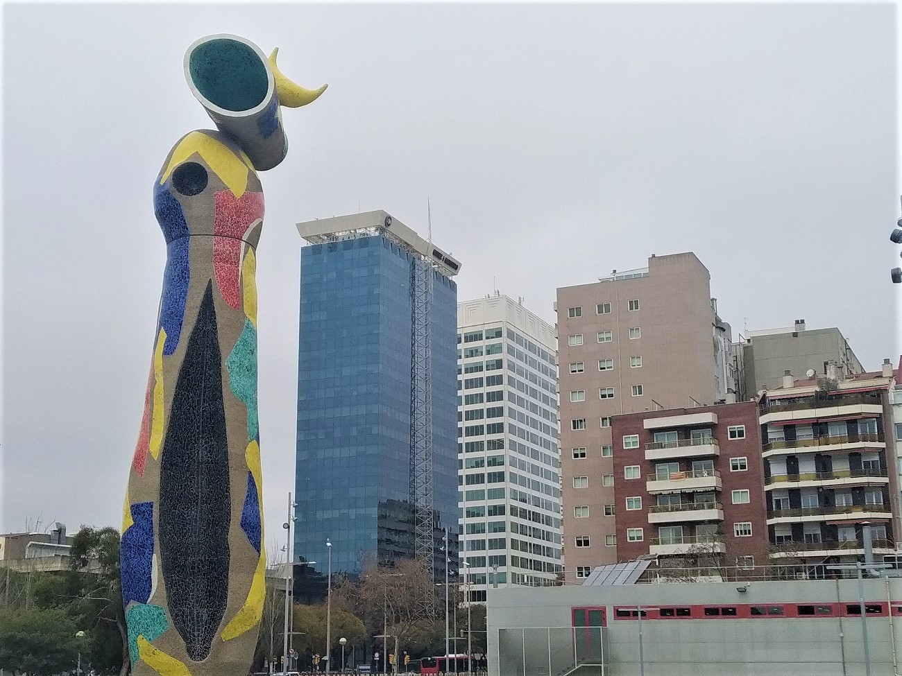 Vista de la obra de Joan Miró "Dona i Ocell", situado en el parc Joan Miró, junto al carrer Tarragona