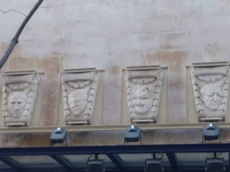 Detalle de las cuatro máscaras a la entrada del Multicines Bosque en Rambla de Prat, realizadas por Gargallo en 1907 en las que se aprecia los rostros de los jóvenes Nonell, Picasso, el propio Gargallo y el doctor Reventós.