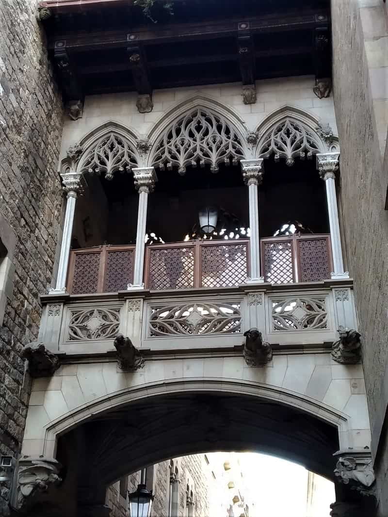 El puente veneciano que une el Palau de la Generalitat con la casa dels Canonges es de los elementos más emblemáticos del Gótic