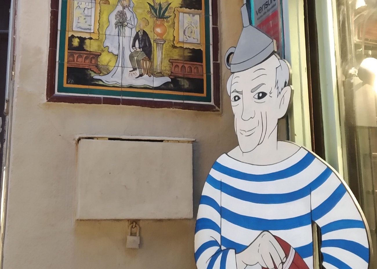 Tal es el vínculo de la Sala Parés (y el carrer Petritxol en general) con Picasso que permanentemente nos encontramos a un Pablo caricaturizado a la entrada de la centenaria galería de arte.