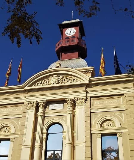 Detalle del campanario del Ayuntamiento de Sant Martí, inspirado en la Mole de Turín