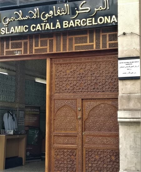 El Centro Islámico Catalán de Barcelona comparte edificación con la Sucursal de la Caixa de Pensions, destacando no solo por los detalles ya apreciables en la Caixa, sino por sus ricos interiores y los detalles en artesonados, puertas y celosías, que recrean el arte propio musulmán.