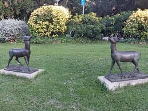 Ciervos de bronce en los Jardines Vicens Vives