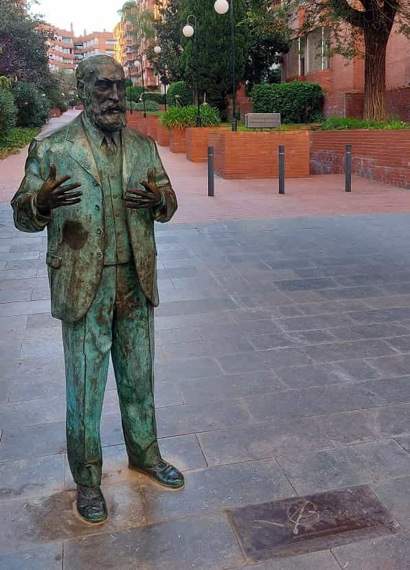 Imagen de la estatua de Gaudí frente a la puerta de la finca Miralles