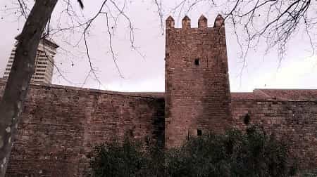 La muralla medieval de Barcelona en su lado más visible, junto a Drassanes