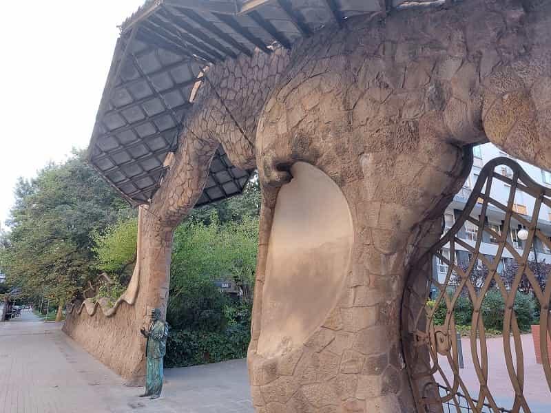 Perspectiva lateral de la estatua de Gaudí
