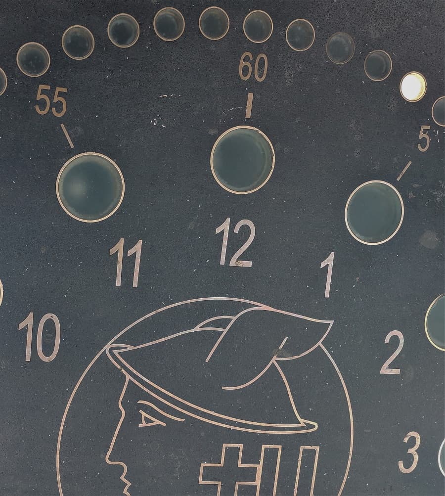 Detalle de Hermes con el escudo de Barcelona en el reloj luminoso de Vía Laietana