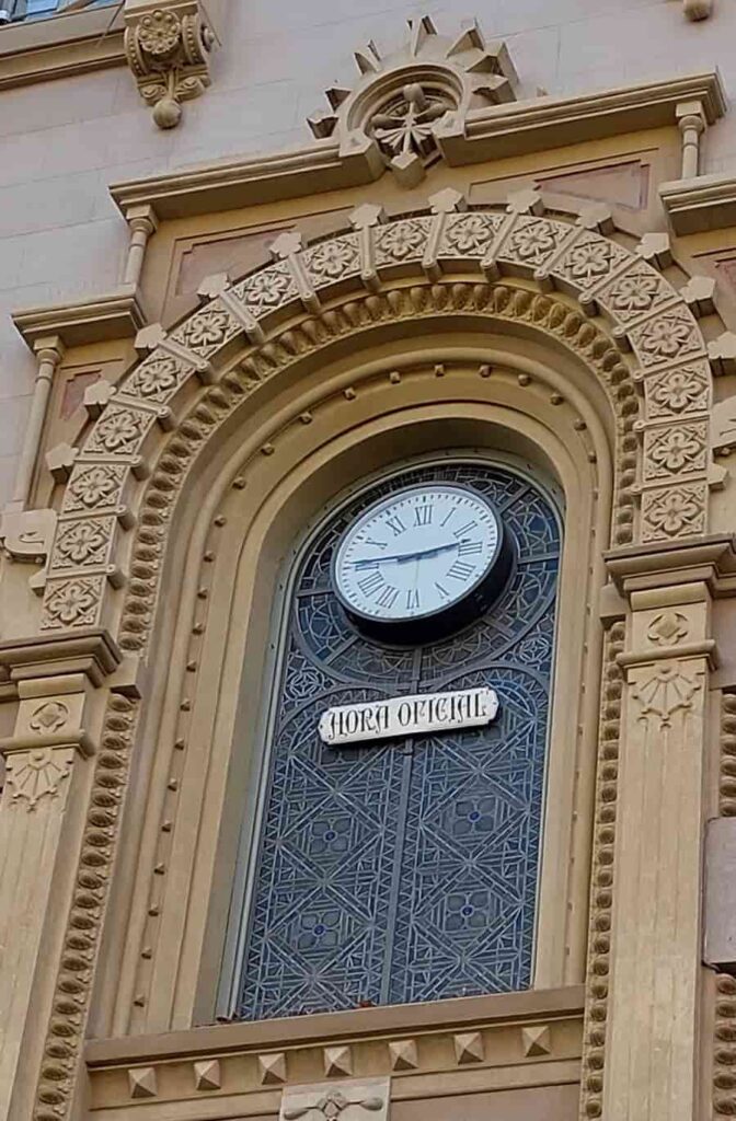 El reloj del teatro Poliorama es uno de los relojes curiosos de Barcelona por indicar desde el s. XIX la hora oficial local