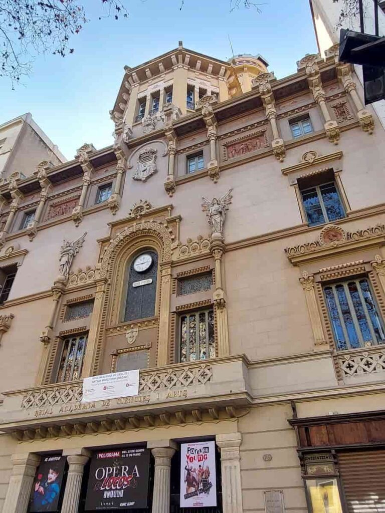El teatro Poliorama comparte edificio y funcionalidad con la Real Academia de las Ciencias y Artes de Barcelona